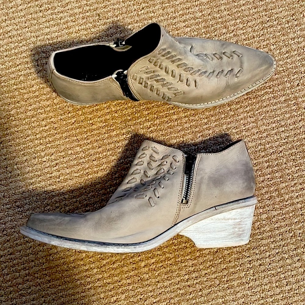 Free People distressed short wash grey bootie w/ leather stitching 37 gorgeous!